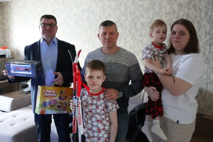 Максим Фомичёв и Константин Кравченко вручили подарки детям из семьи участника СВО.