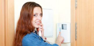 Установка видеодомофонов и видеонаблюдения в многоквартирном доме: почему это важно?