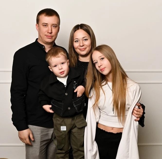 Ирина и Артём Дорош с дочерью Кариной и сыном Семёном.