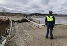 Паводок отрезал пути