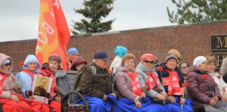 Искренние слёзы, живые символы и танцы под оркестр: День Победы в Лесном