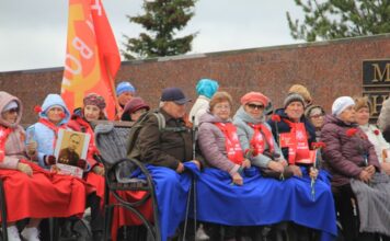 Искренние слёзы, живые символы и танцы под оркестр: День Победы в Лесном
