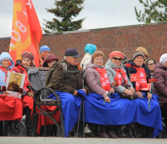 Искренние слёзы, живые символы и танцы под оркестр: День Победы в Лесном