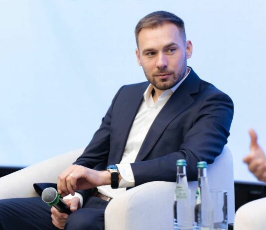 «Я здесь дома»: Антон Шипулин о возвращении в Екатеринбург и реальных делах в глубинке