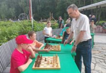 Шахматы: сеанс игры в парке