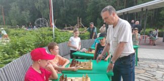 Шахматы: сеанс игры в парке