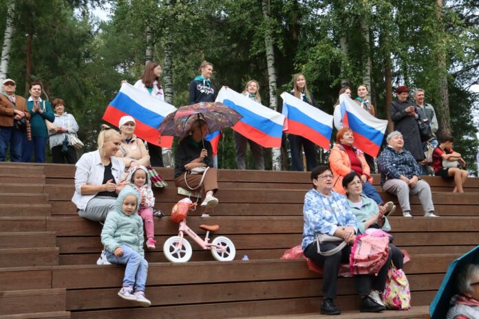 Зрители с удовольствием подпевали артистам.