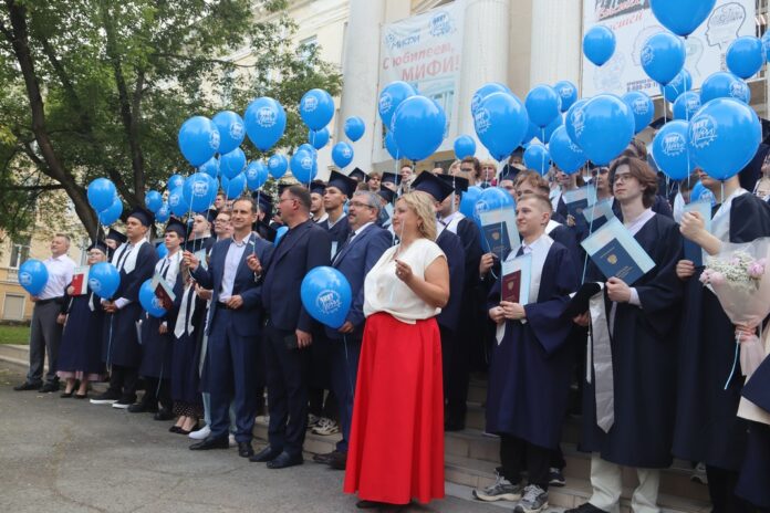Руководители института, города и комбината на церемонии вручения дипломов выпускникам ТИ НИЯУ МИФИ. 2026 год.