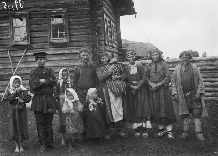 Удмурты перед домом в селе Бураново Сарапульского уезда (Удмуртская Республика). Фото У.Сирелиуса, 1907 год.