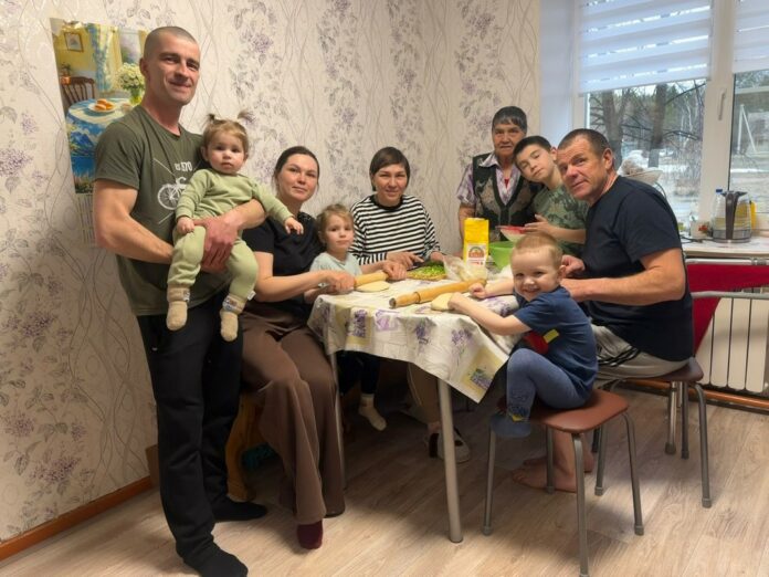 В тёплом семейном кругу.