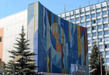 «Мир атома» на фасаде завода