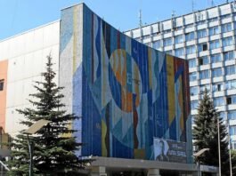 «Мир атома» на фасаде завода