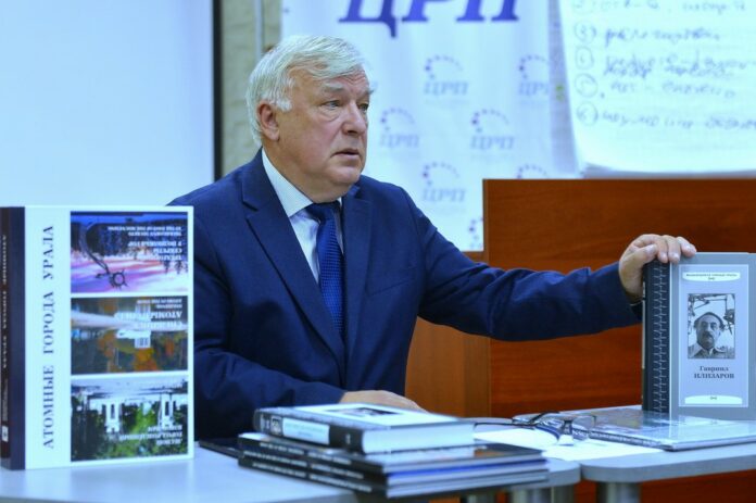 Виктор Кузнецов презентует новую книгу.