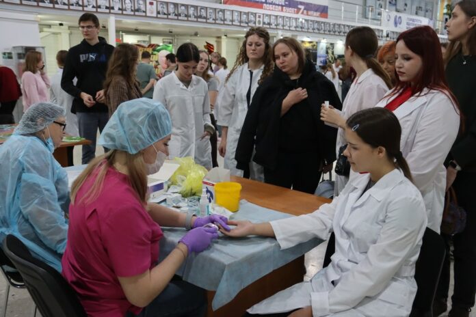 Участники Дня здоровья активно проверяли уровень глюкозы и холестерина в крови.